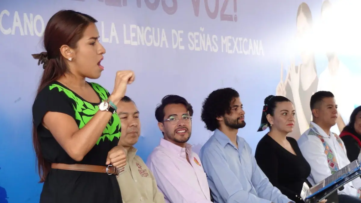 Mujer signado en Lengua de Señas Mexicana